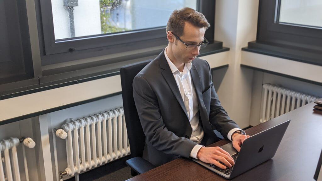 Raphael-Schreibtisch-Laptop