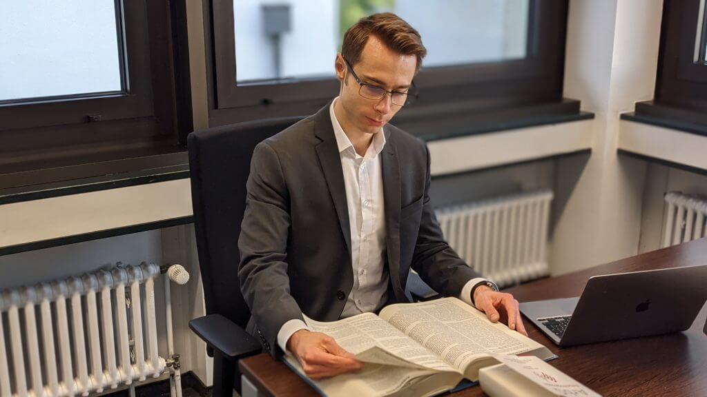 Raphael-lesend-am-Schreibtisch